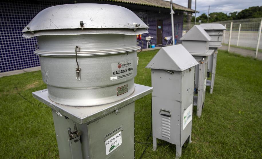 Em Paranaguá, a qualidade do ar é monitorada mensalmente em 12 estações. Em Antonina, ocorre a cada três meses, em três pontos. O acompanhamento de ruídos é realizado mensalmente, nos períodos diurno e noturno.