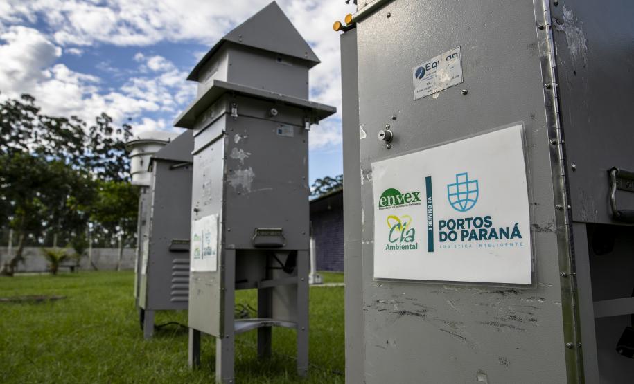 Em Paranaguá, a qualidade do ar é monitorada mensalmente em 12 estações. Em Antonina, ocorre a cada três meses, em três pontos. O acompanhamento de ruídos é realizado mensalmente, nos períodos diurno e noturno.