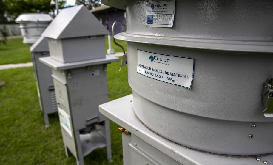 Em Paranaguá, a qualidade do ar é monitorada mensalmente em 12 estações. Em Antonina, ocorre a cada três meses, em três pontos. O acompanhamento de ruídos é realizado mensalmente, nos períodos diurno e noturno.