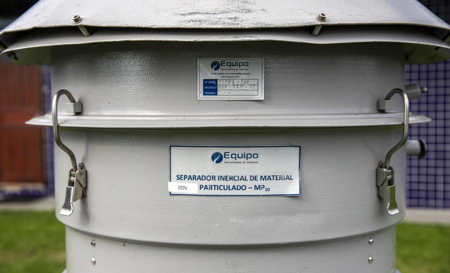 Em Paranaguá, a qualidade do ar é monitorada mensalmente em 12 estações. Em Antonina, ocorre a cada três meses, em três pontos. O acompanhamento de ruídos é realizado mensalmente, nos períodos diurno e noturno.