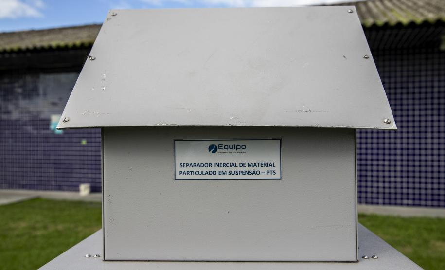 Em Paranaguá, a qualidade do ar é monitorada mensalmente em 12 estações. Em Antonina, ocorre a cada três meses, em três pontos. O acompanhamento de ruídos é realizado mensalmente, nos períodos diurno e noturno.