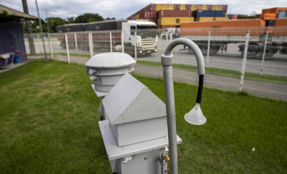 Em Paranaguá, a qualidade do ar é monitorada mensalmente em 12 estações. Em Antonina, ocorre a cada três meses, em três pontos. O acompanhamento de ruídos é realizado mensalmente, nos períodos diurno e noturno.
