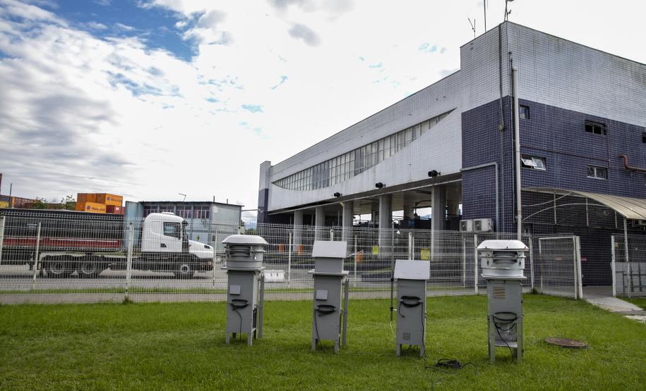 Em Paranaguá, a qualidade do ar é monitorada mensalmente em 12 estações. Em Antonina, ocorre a cada três meses, em três pontos. O acompanhamento de ruídos é realizado mensalmente, nos períodos diurno e noturno.