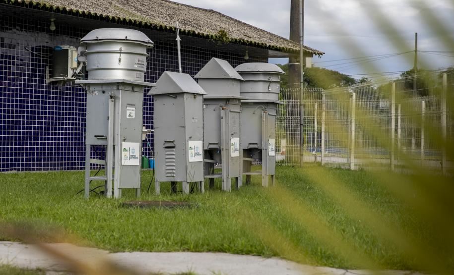 Em Paranaguá, a qualidade do ar é monitorada mensalmente em 12 estações. Em Antonina, ocorre a cada três meses, em três pontos. O acompanhamento de ruídos é realizado mensalmente, nos períodos diurno e noturno.