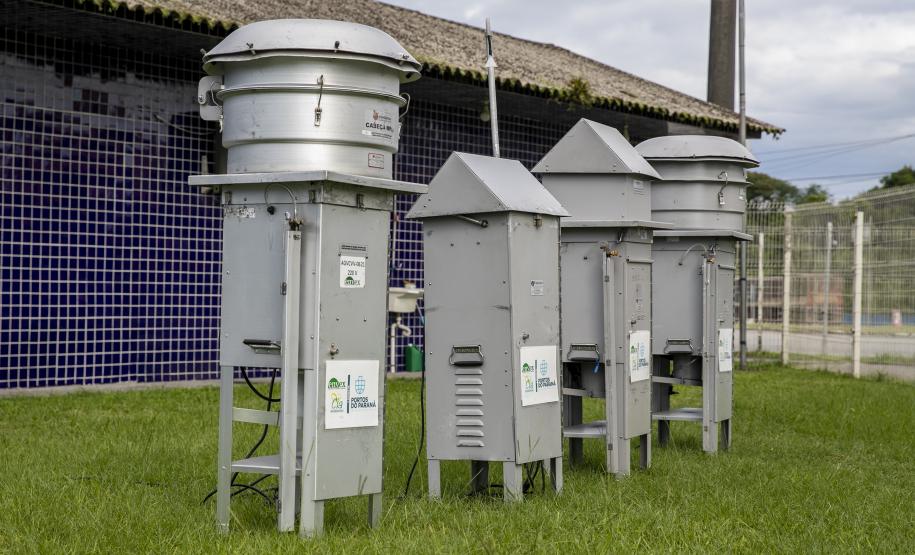 Em Paranaguá, a qualidade do ar é monitorada mensalmente em 12 estações. Em Antonina, ocorre a cada três meses, em três pontos. O acompanhamento de ruídos é realizado mensalmente, nos períodos diurno e noturno.