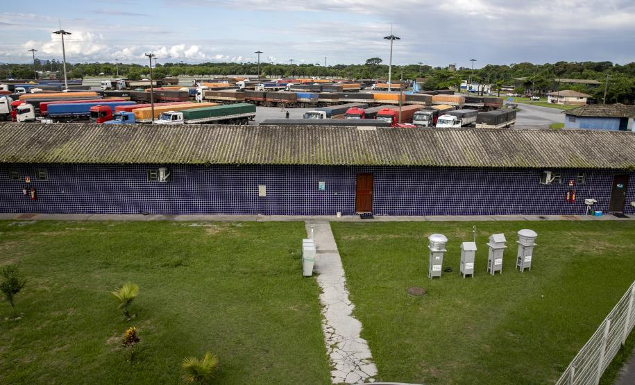 Em Paranaguá, a qualidade do ar é monitorada mensalmente em 12 estações. Em Antonina, ocorre a cada três meses, em três pontos. O acompanhamento de ruídos é realizado mensalmente, nos períodos diurno e noturno.