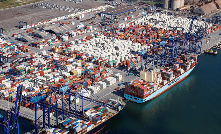 Houve alta no volume de carga movimentada em janeiro deste ano, e também em unidades específicas equivalentes a 20 pés (TEUs), na comparação com o mesmo período de 2021.