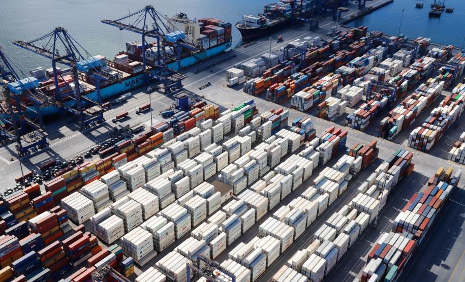 Houve alta no volume de carga movimentada em janeiro deste ano, e também em unidades específicas equivalentes a 20 pés (TEUs), na comparação com o mesmo período de 2021.