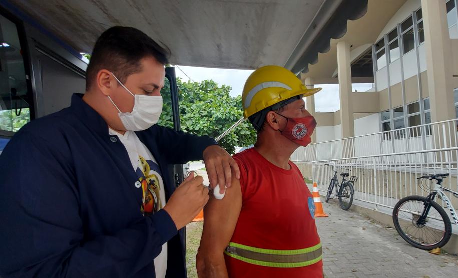 A vacinação itinerante nas sedes administrativa e operacional do Porto de Paranaguá foi concluída nesta quinta-feira (17). Ao todo, foram quase 526 trabalhadores que receberam desde a primeira até a dose de reforço contra a Covid-19 ou o imunizante contra a Gripe/Influenza.