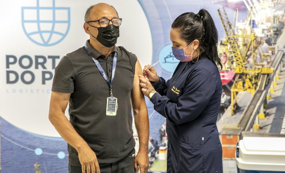 A vacinação itinerante nas sedes administrativa e operacional do Porto de Paranaguá foi concluída nesta quinta-feira (17). Ao todo, foram quase 526 trabalhadores que receberam desde a primeira até a dose de reforço contra a Covid-19 ou o imunizante contra a Gripe/Influenza.