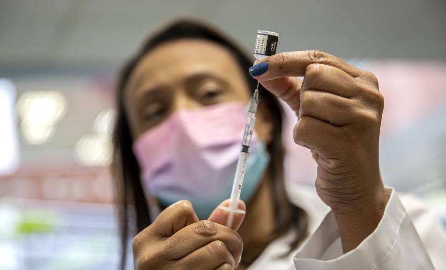 A vacinação itinerante nas sedes administrativa e operacional do Porto de Paranaguá foi concluída nesta quinta-feira (17). Ao todo, foram quase 526 trabalhadores que receberam desde a primeira até a dose de reforço contra a Covid-19 ou o imunizante contra a Gripe/Influenza.