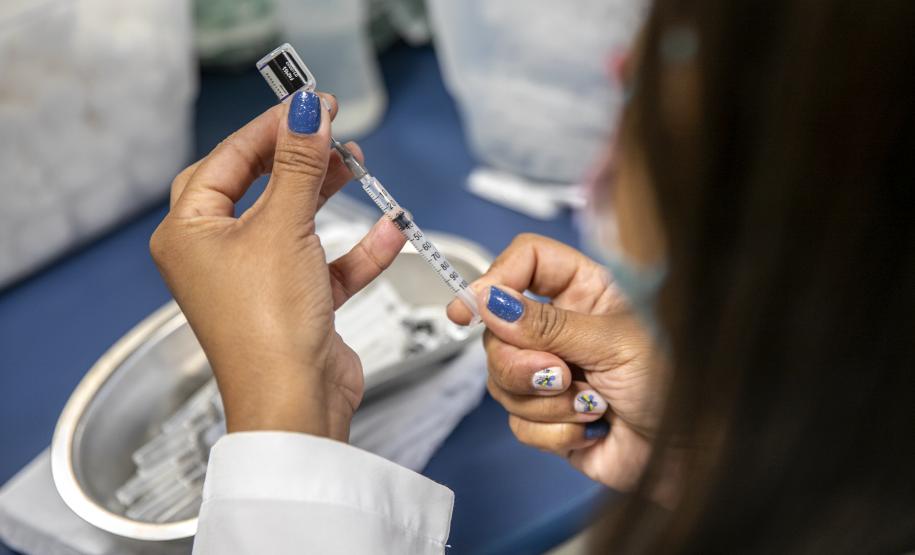 A vacinação itinerante nas sedes administrativa e operacional do Porto de Paranaguá foi concluída nesta quinta-feira (17). Ao todo, foram quase 526 trabalhadores que receberam desde a primeira até a dose de reforço contra a Covid-19 ou o imunizante contra a Gripe/Influenza.