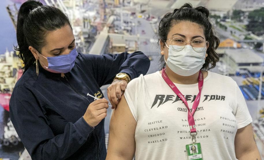 A vacinação itinerante nas sedes administrativa e operacional do Porto de Paranaguá foi concluída nesta quinta-feira (17). Ao todo, foram quase 526 trabalhadores que receberam desde a primeira até a dose de reforço contra a Covid-19 ou o imunizante contra a Gripe/Influenza.