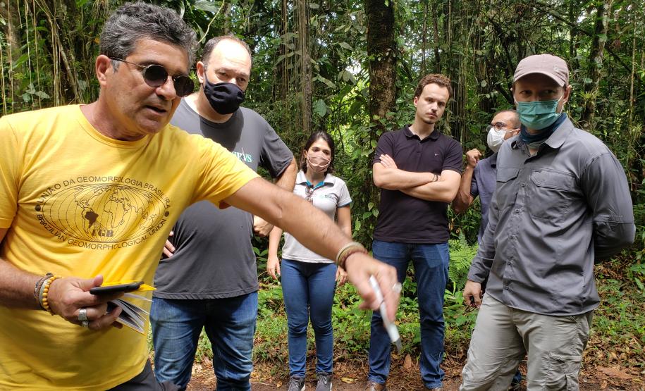 Convênio entre a empresa pública e a universidade vai monitorar oito pontos. Objetivo é fazer a medição dos sedimentos que descem com a chuva contribuindo para o assoreamento das baías de Antonina e Paranaguá.