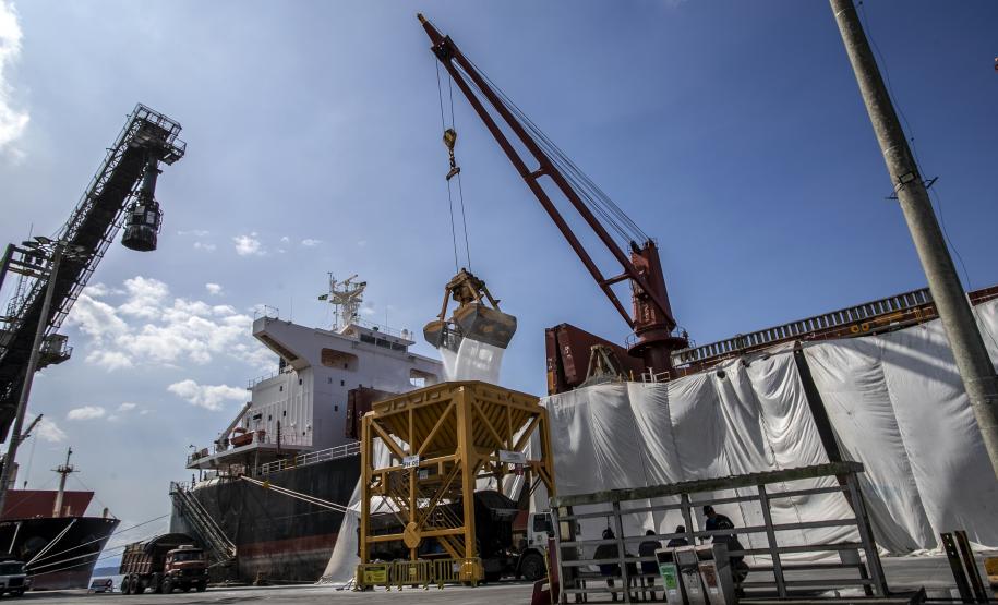 Altas também foram registradas nos volumes importados. No acumulado do bimestre, 4.193.408 toneladas de cargas foram descarregadas nos portos de Paranaguá e Antonina – 46% a mais que as 3.787.513 toneladas registradas em 2021.