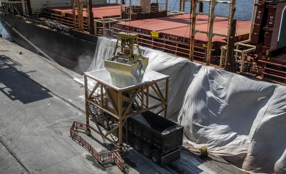 Altas também foram registradas nos volumes importados. No acumulado do bimestre, 4.193.408 toneladas de cargas foram descarregadas nos portos de Paranaguá e Antonina – 46% a mais que as 3.787.513 toneladas registradas em 2021.