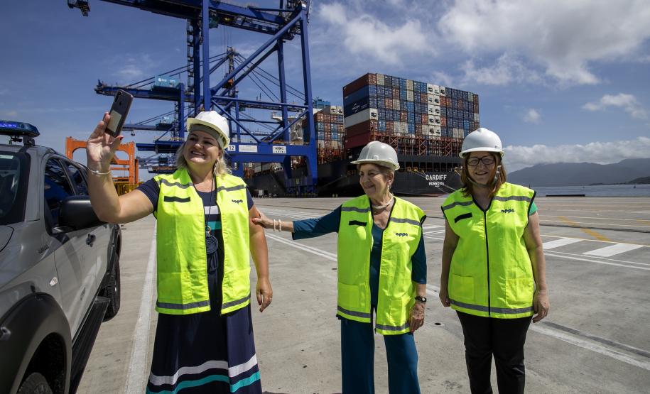 Prestes a completar 85 anos, dona Marly tinha o sonho de conhecer a Capitania dos Portos do Paraná e o cais do Porto de Paranaguá