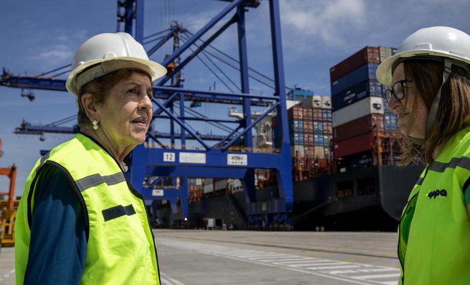 Prestes a completar 85 anos, dona Marly tinha o sonho de conhecer a Capitania dos Portos do Paraná e o cais do Porto de Paranaguá