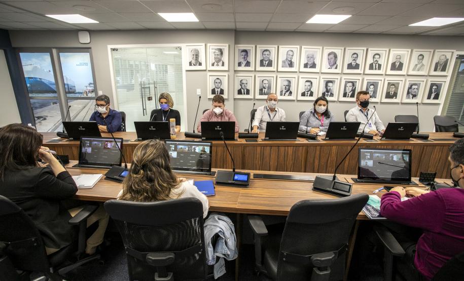 A Portos do Paraná realizou nesta quinta-feira (24), de forma virtual, a audiência pública sobre o arrendamento da área PAR09. A sessão é parte necessária do processo para a realização do certame licitatório do terminal em leilão a ser realizado ainda neste ano.