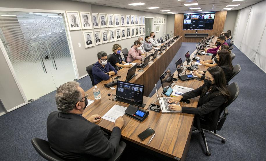 A Portos do Paraná realizou nesta quinta-feira (24), de forma virtual, a audiência pública sobre o arrendamento da área PAR09. A sessão é parte necessária do processo para a realização do certame licitatório do terminal em leilão a ser realizado ainda neste ano.