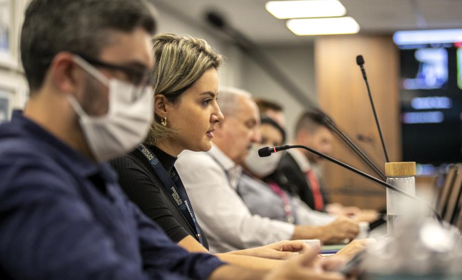 A Portos do Paraná realizou nesta quinta-feira (24), de forma virtual, a audiência pública sobre o arrendamento da área PAR09. A sessão é parte necessária do processo para a realização do certame licitatório do terminal em leilão a ser realizado ainda neste ano.