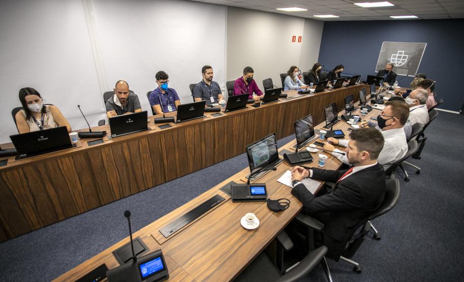 A Portos do Paraná realizou nesta quinta-feira (24), de forma virtual, a audiência pública sobre o arrendamento da área PAR09. A sessão é parte necessária do processo para a realização do certame licitatório do terminal em leilão a ser realizado ainda neste ano.