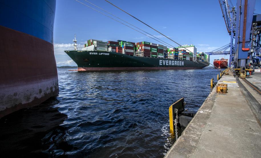 As exportações também superam as importações entre as cargas movimentadas em contêineres.