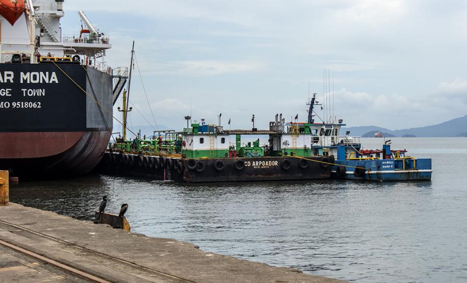 Em volume e quantidade, movimento para abastecer navios cresce no Porto de Paranaguá