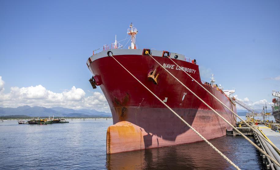 Em volume e quantidade, movimento para abastecer navios cresce no Porto de Paranaguá