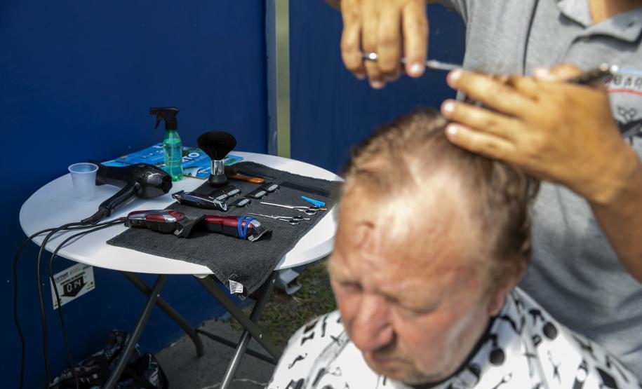 Entre os serviços ofertados gratuitamente estiveram cuidados com a saúde, capacitação, treinamentos, vacinação, orientações sobre trânsito, meio ambiente, segurança e corte de cabelo.