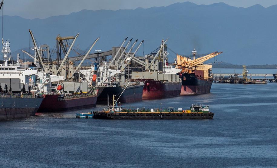 Em volume e quantidade, movimento para abastecer navios cresce no Porto de Paranaguá