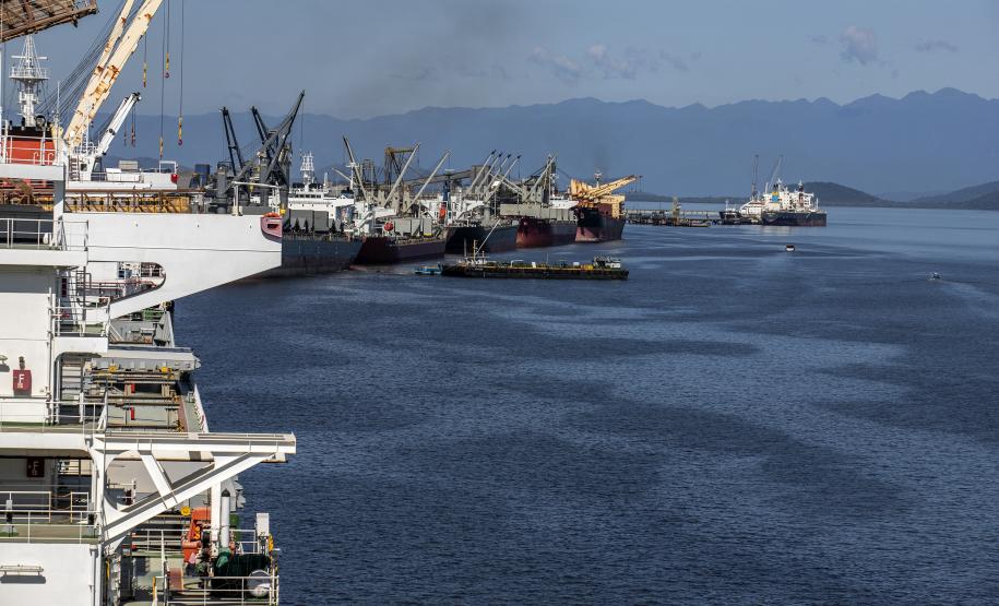 Em volume e quantidade, movimento para abastecer navios cresce no Porto de Paranaguá