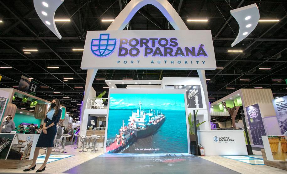 Portos do Paraná lança site de negócios e publica relatório de gestão durante feira internacional