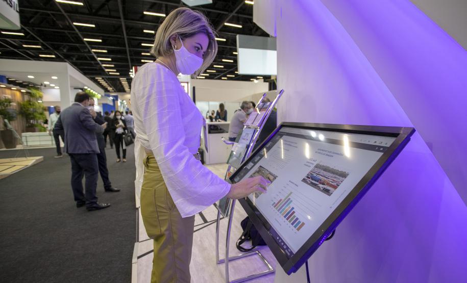 Portos do Paraná lança site de negócios e publica relatório de gestão durante feira internacional