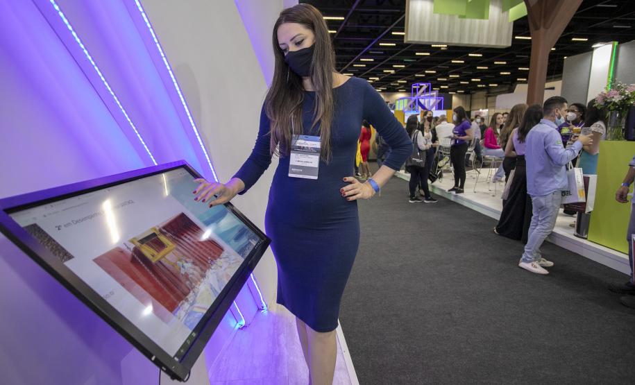 Portos do Paraná lança site de negócios e publica relatório de gestão durante feira internacional