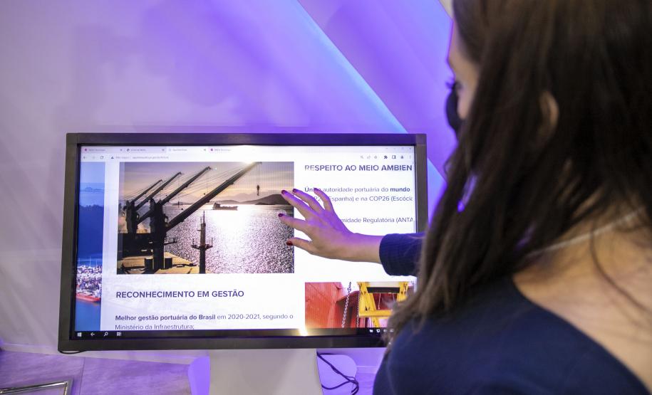 Portos do Paraná lança site de negócios e publica relatório de gestão durante feira internacional