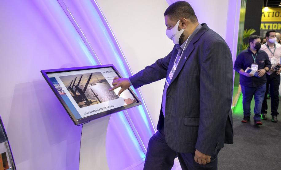 Portos do Paraná lança site de negócios e publica relatório de gestão durante feira internacional