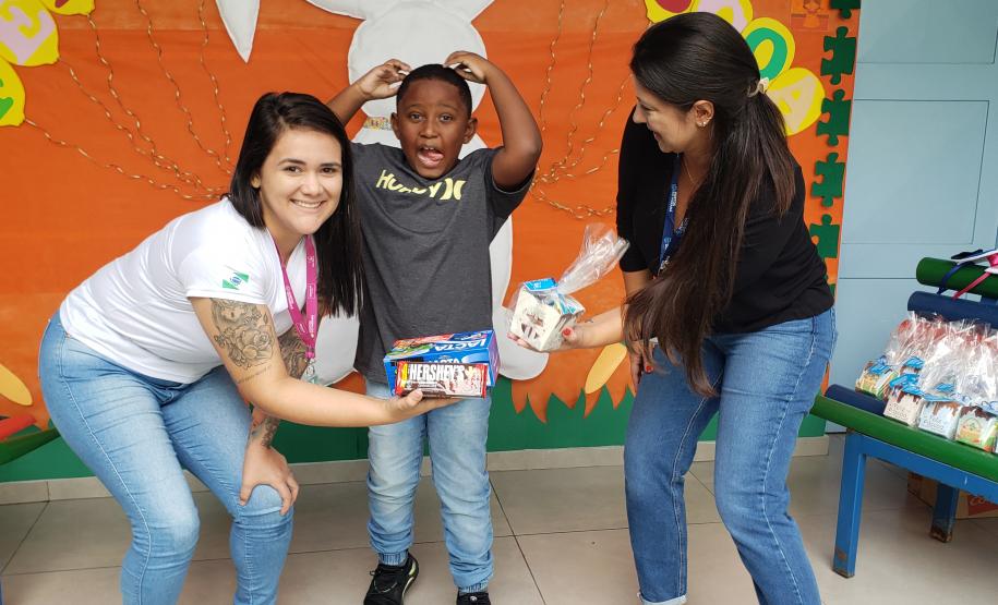 Outras quatro entidades representadas pelo Projeto Santa Ceia também foram beneficiadas com caixas de bombons. Ao todo, mais de 330 crianças foram presenteadas