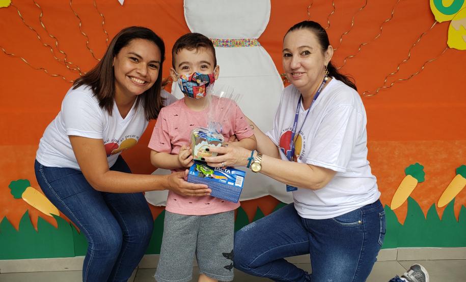 Outras quatro entidades representadas pelo Projeto Santa Ceia também foram beneficiadas com caixas de bombons. Ao todo, mais de 330 crianças foram presenteadas