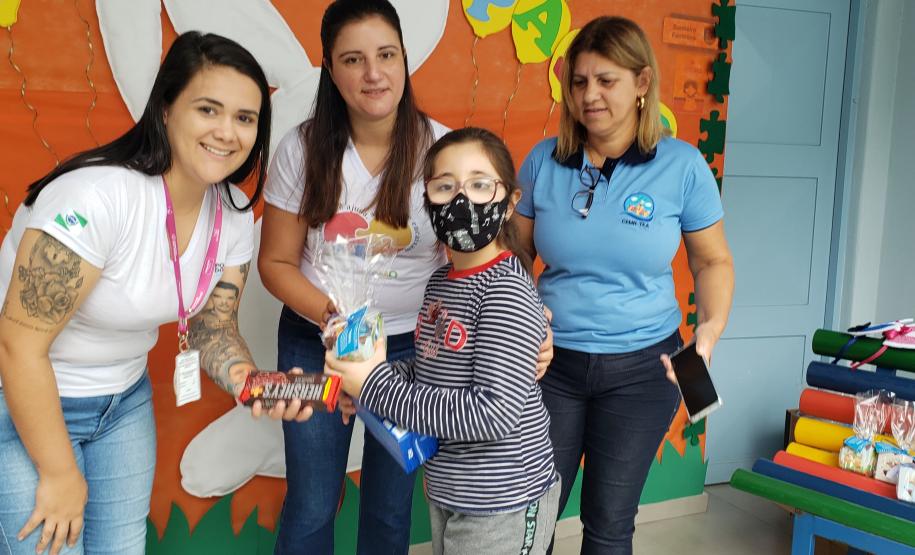 Outras quatro entidades representadas pelo Projeto Santa Ceia também foram beneficiadas com caixas de bombons. Ao todo, mais de 330 crianças foram presenteadas