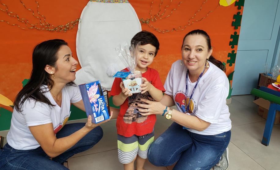Outras quatro entidades representadas pelo Projeto Santa Ceia também foram beneficiadas com caixas de bombons. Ao todo, mais de 330 crianças foram presenteadas