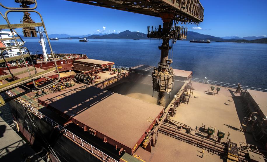 O volume de cargas que passou pelos portos paranaenses, nos primeiros três meses de 2022, foi 9,4% maior comparado com o registrado em 2021. De janeiro a março, foram movimentadas 14.079.177 toneladas pelos terminais de Paranaguá e Antonina. No mesmo período, no ano passado, eram 12.869.762 toneladas.