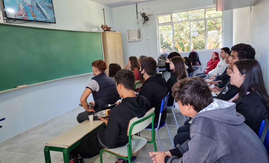 Ação pioneira aconteceu em Encantadas, na Ilha do Mel, e é alusiva à Semana Nacional do Museu. Entre os objetos expostos, estão fotos, máquinas antigas, obras de arte, artefatos artísticos, peças de navios.