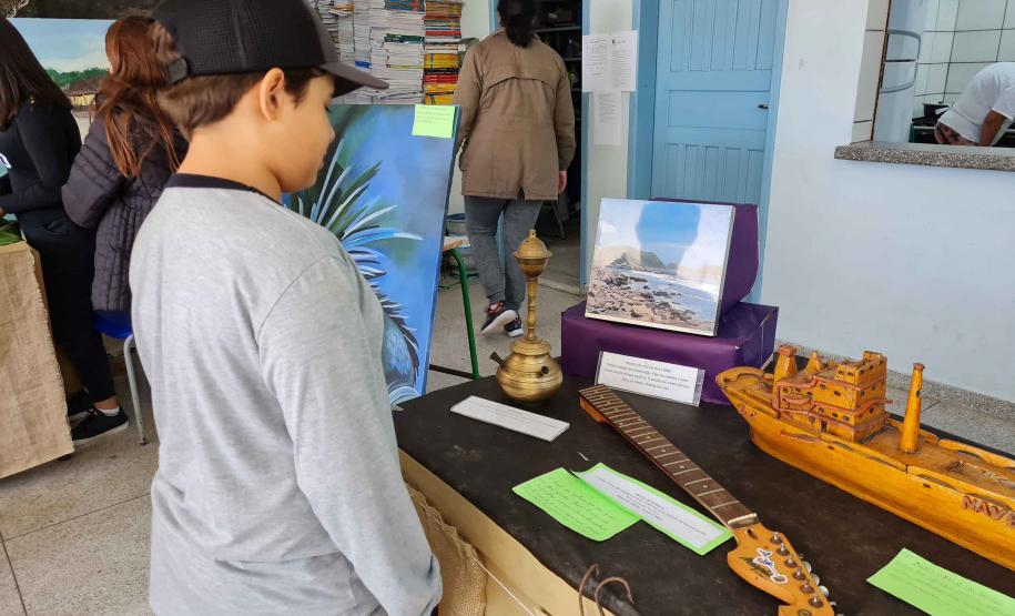 Ação pioneira aconteceu em Encantadas, na Ilha do Mel, e é alusiva à Semana Nacional do Museu. Entre os objetos expostos, estão fotos, máquinas antigas, obras de arte, artefatos artísticos, peças de navios