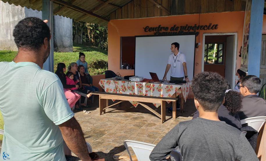 Evento que acontece na Ilha de Amparo já passou por Antonina, Ilha dos Valadares, Eufrasina e Guaraqueçaba. Objetivo é apresentar aos pescadores os dados de produção levantados através de monitoramentos realizados pela empresa pública.