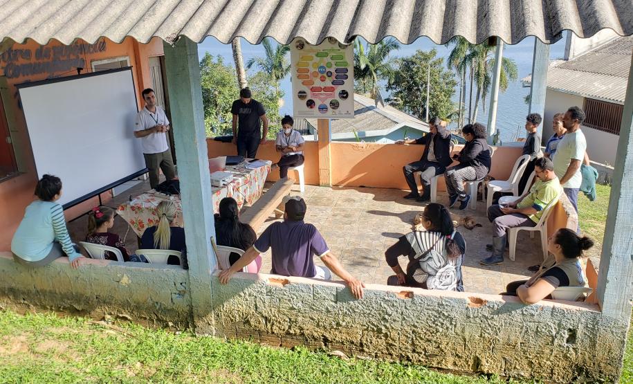 Evento que acontece na Ilha de Amparo já passou por Antonina, Ilha dos Valadares, Eufrasina e Guaraqueçaba. Objetivo é apresentar aos pescadores os dados de produção levantados através de monitoramentos realizados pela empresa pública.