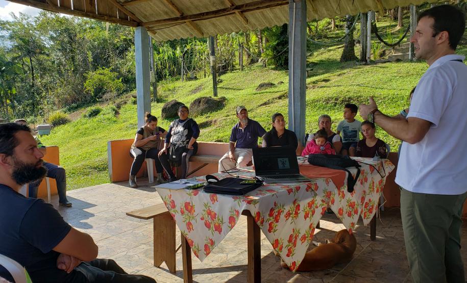 Evento que acontece na Ilha de Amparo já passou por Antonina, Ilha dos Valadares, Eufrasina e Guaraqueçaba. Objetivo é apresentar aos pescadores os dados de produção levantados através de monitoramentos realizados pela empresa pública.