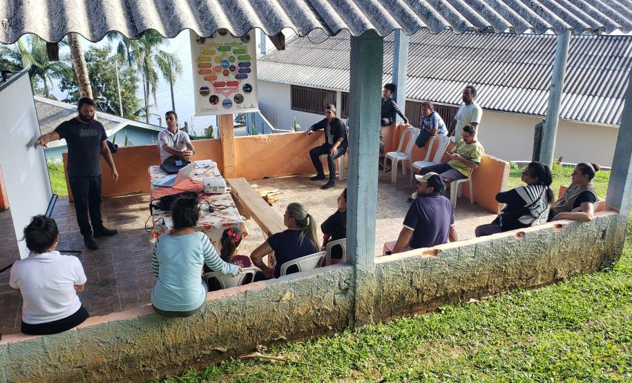 Evento que acontece na Ilha de Amparo já passou por Antonina, Ilha dos Valadares, Eufrasina e Guaraqueçaba. Objetivo é apresentar aos pescadores os dados de produção levantados através de monitoramentos realizados pela empresa pública.