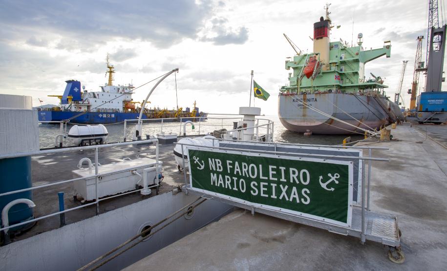 Porto de Paranaguá recebe embarcação da Marinha para atividade de formação do Exército Brasileiro