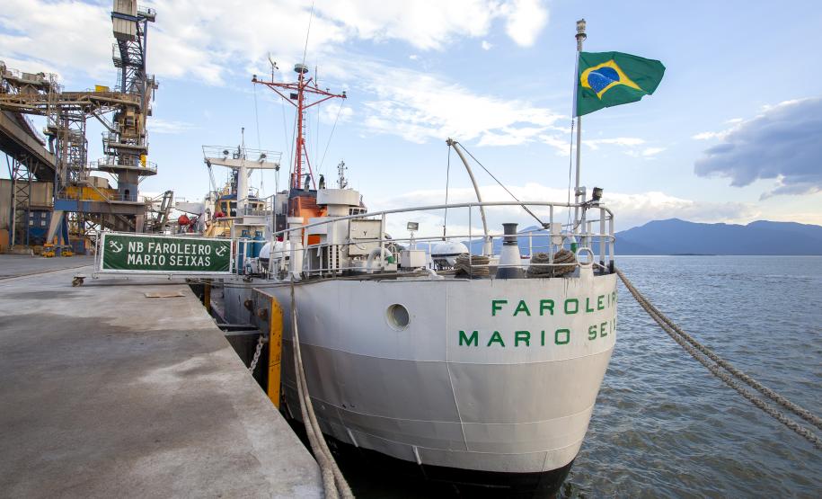 Porto de Paranaguá recebe embarcação da Marinha para atividade de formação do Exército Brasileiro